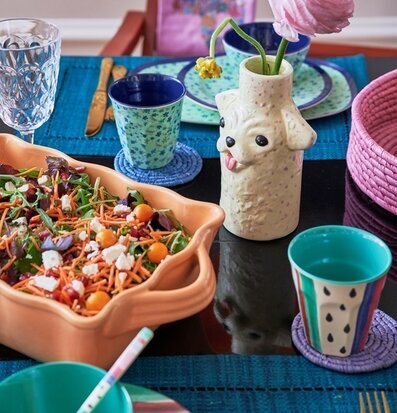 Bild av färgglad och inbjudande bordsmiljö med stil