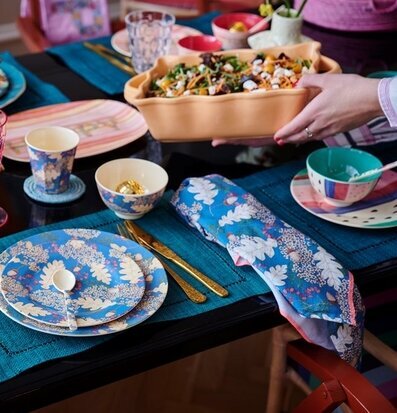 Bild av färgglad bordsdukning med porslin och glas