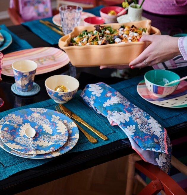 Ugnsform Medium Aprikos från Rice i en färgglad dukning