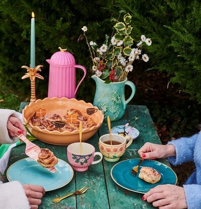 Foto av en inbjudande fika i en mysig trädgårdsmiljö