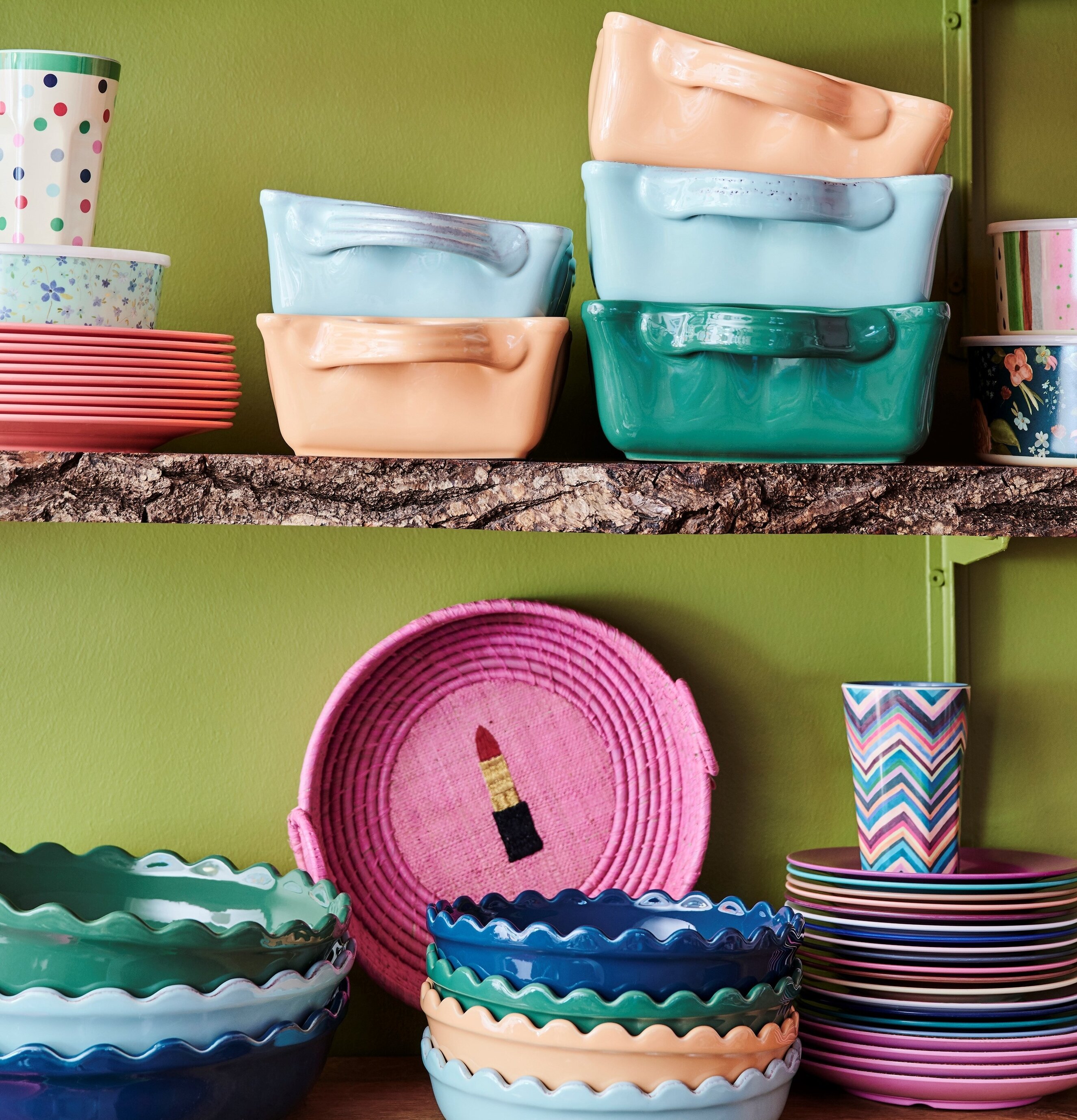 Ugnsform Medium Aprikos från Rice i en färgglad köksmiljö