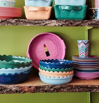 Foto av färgglad hylla med keramik och plastprodukter