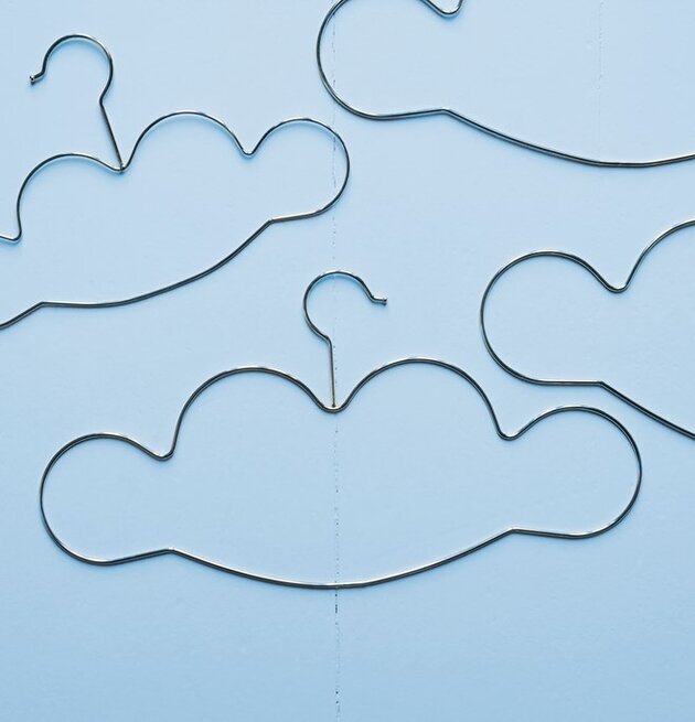 Klädgalgar Cloud Gold från Rice mot en blå bakgrund