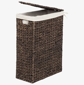 Bild av flätad brun tvättkorg i vattenhyacinth