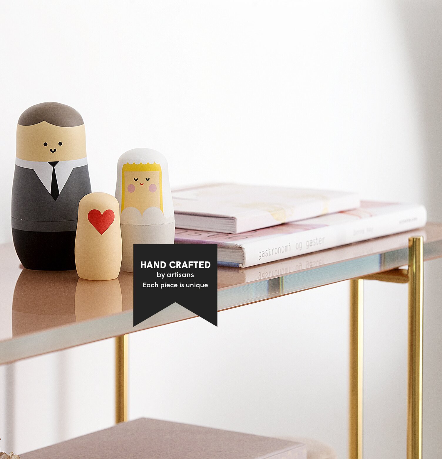 Foto av charmiga och detaljerade handgjorda dockor