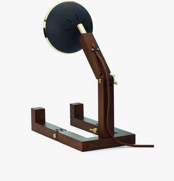 Bild på stilren bordslampa med trä och mässing