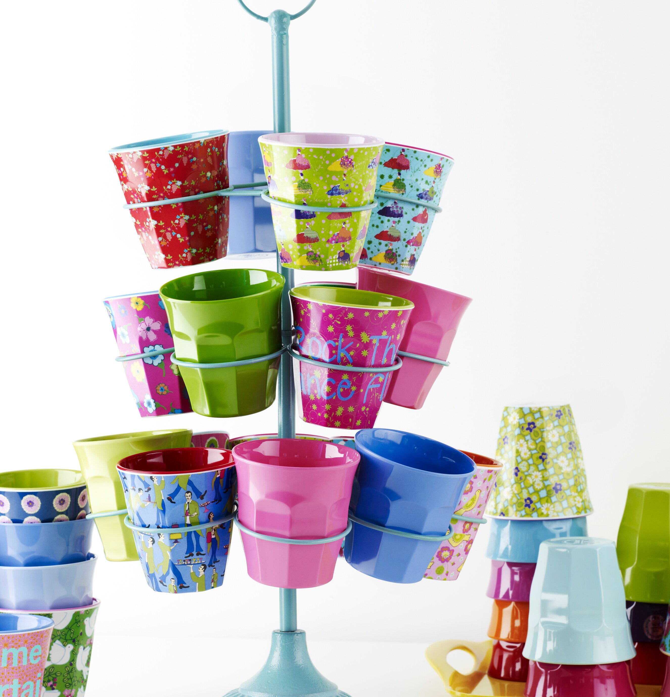 Muggstativ Turkos från Rice med färgglada muggar i plast