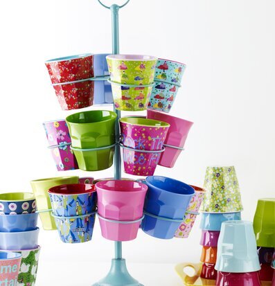 Bild av färgglatt muggstativ med livliga mönster och färger