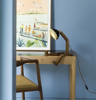 Bild av stilrent skrivbord med justerbar bordslampa