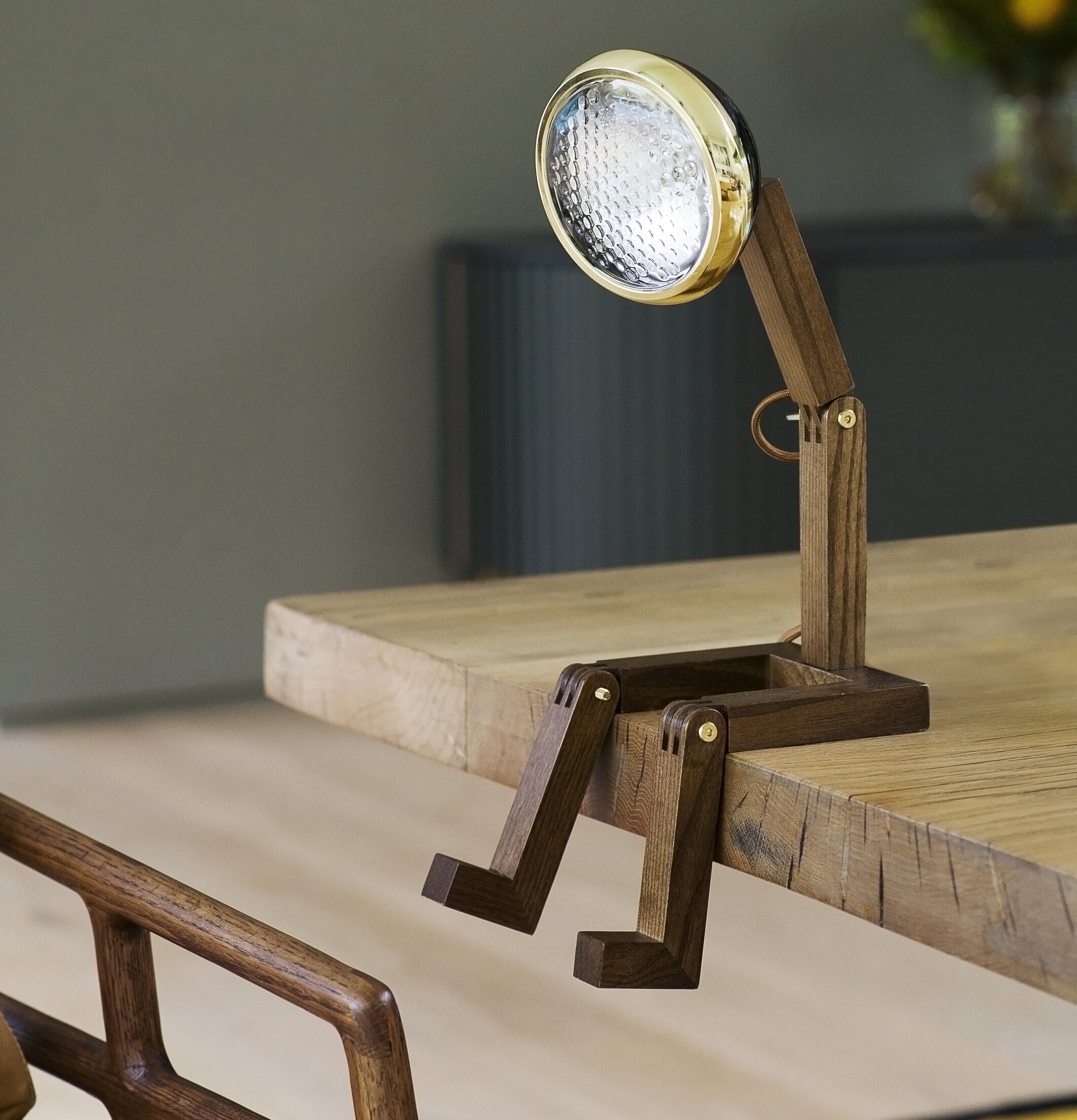 Mr Wattson Bordslampa Mässing/Matt Svart från Piffany Copenhagen