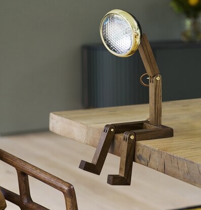 Bild av elegant och funktionell bordslampa i miljö