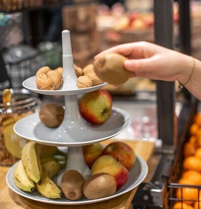 Bild av stilrent trevåningsfat i vardaglig miljö