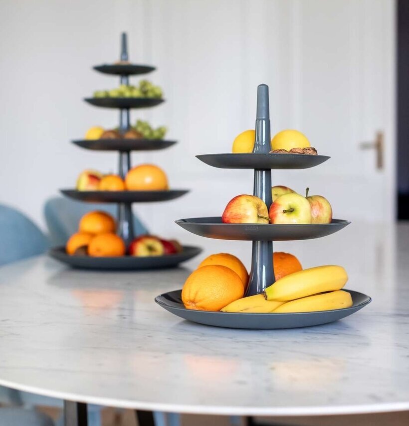 Bild av eleganta våningsfat med frukt och nötter