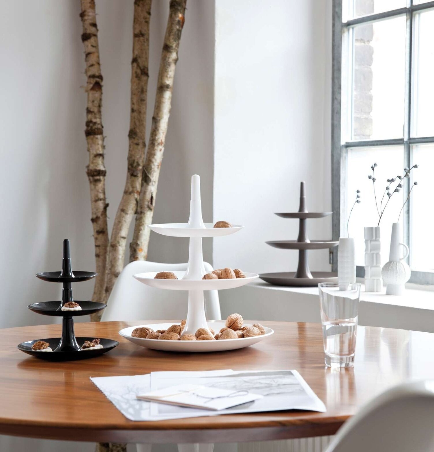 Babell Kakfat/Våningsfat Vit XS från Koziol på träbord