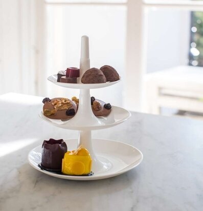 Bild av stilrent trevåningsfat på marmorbord