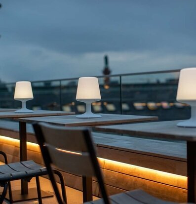 Bild av uteservering med stilren och mysig belysning