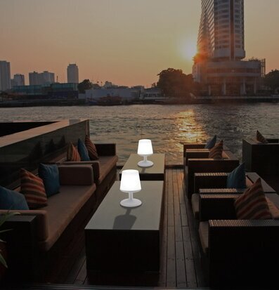 Bild av stilfull utomhusmiljö med eleganta lampor