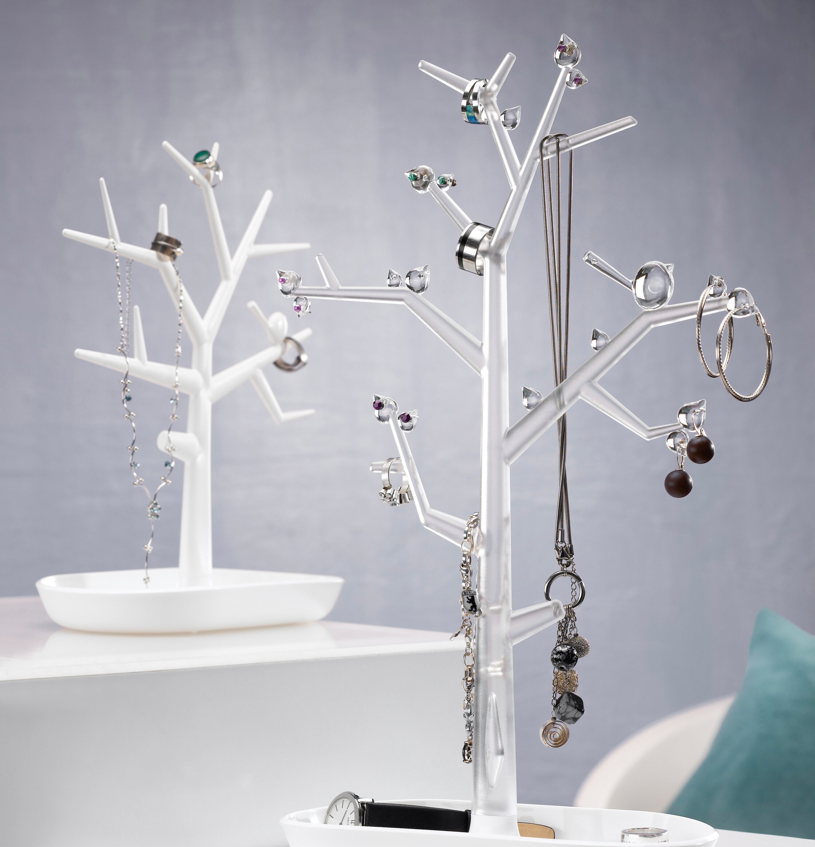 Smyckesträd Vit från Koziol på vit yta med smycken
