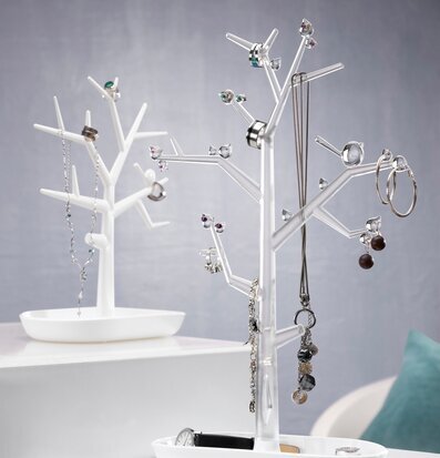 Bild av stilrena smyckesträd för elegant förvaring