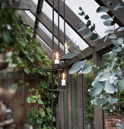 Foto av elegant ljusinstallation i växthusmiljö