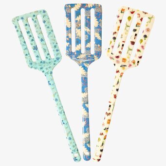 Bild av färgglada och mönstrade stekspadar i köket