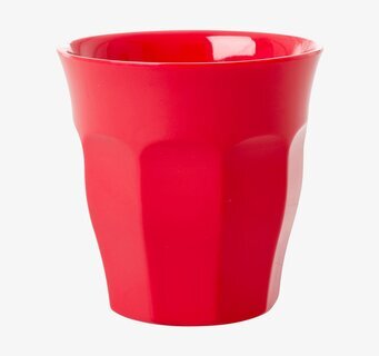 Bild av röd melaminmugg med elegant och enkel design