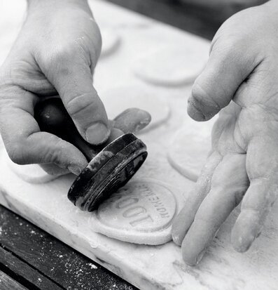 Bild av kreativ bakning med kakstämpel i tidlös stil