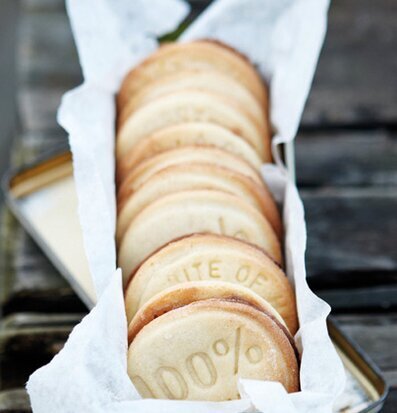 Bild av nybakade kakor i retro plåtlåda med mönster