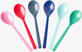 Bild av sex färgglada korta skedar i olika nyanser