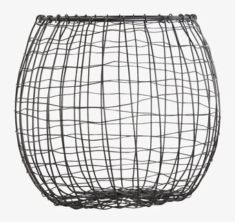 Bild av stilren trådkorg i metall för heminredning