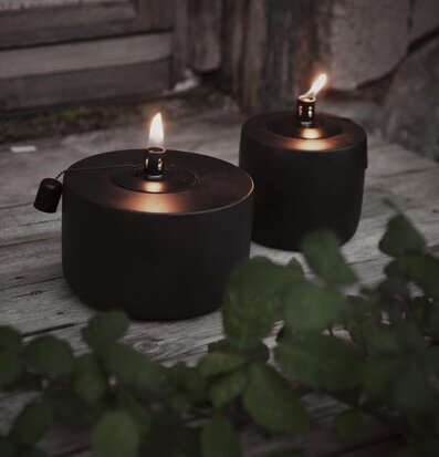 Bild av stilrena oljelyktor i rustik utomhusmiljö