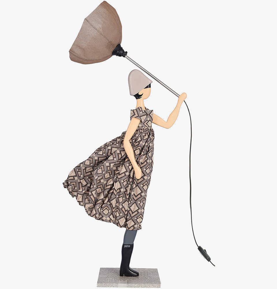 Bordslampa Eleni från Skitso, kvinnofigur med paraply