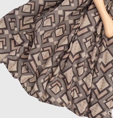 Bild av geometriskt mönstrad textil i jordnära toner