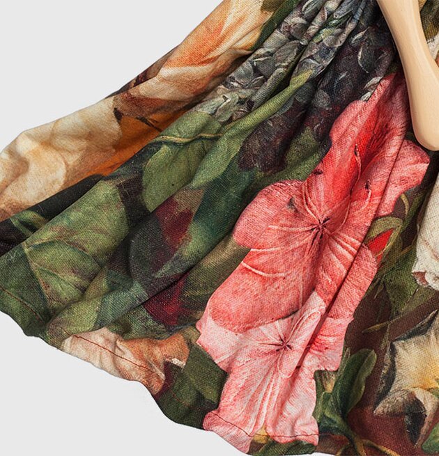 Bordslampa Mickela från Skitso med blommig kjol-design