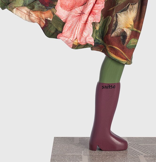 Bordslampa Mickela från Skitso med färgglad blommig kjol