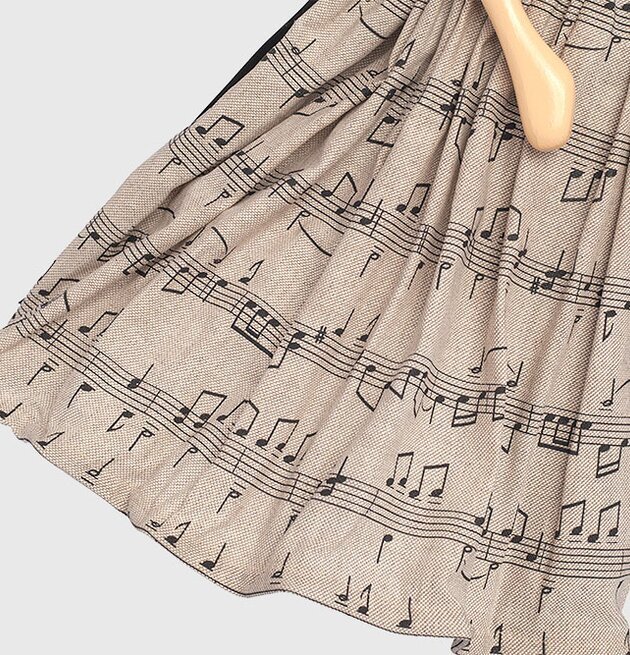 Bordslampa Nota från Skitso med notmönstrad skärm