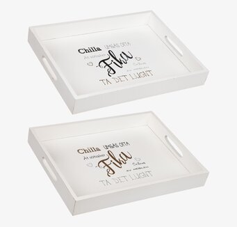 Foto av stilren vit träbricka för fika och dekoration