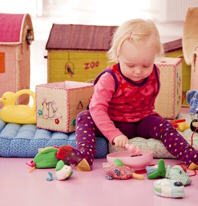 Bild av lekfull och färgglad barnmiljö med leksaker