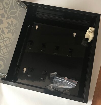 Bild av elegant och funktionellt nyckelskåp i svart