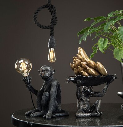 Bild av stilfullt arrangemang med lampor och dekorationer