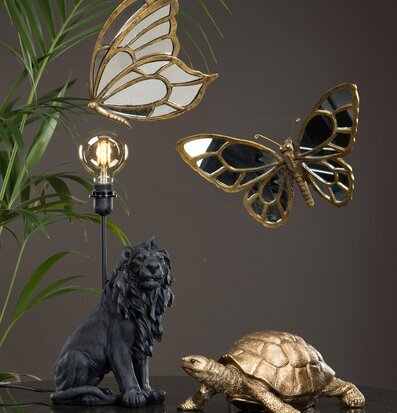 Bild av dekorativa element med lejonlampa och fjärilar