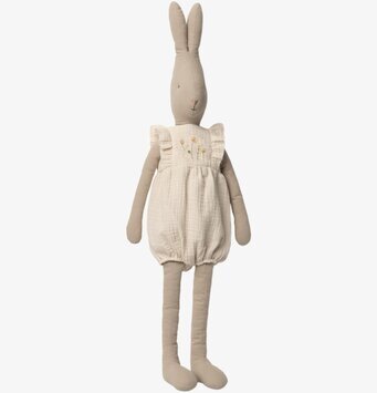 Bild av charmig mjuk kanin i jumpsuit med detaljer