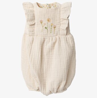 Bild av charmig jumpsuit med blombroderi och volanger