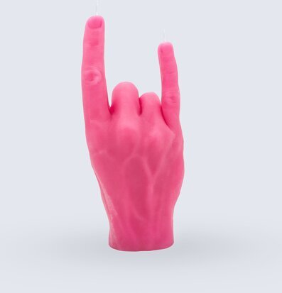 Foto av ljusstake formad som hand i rosa rockstil