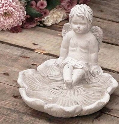 Bild av ett detaljrikt fågelbad med änglafigur