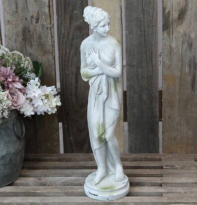 Bild av elegant statyett i klassisk stil och miljö