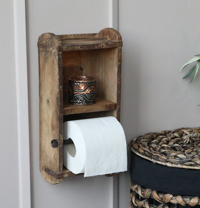 Bild av rustik toalettpappershållare och dekorationer