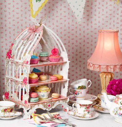 Bild av charmigt kakfat i romantisk tefestmiljö