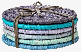 Bild av färgglada glasunderlägg i raffia-material