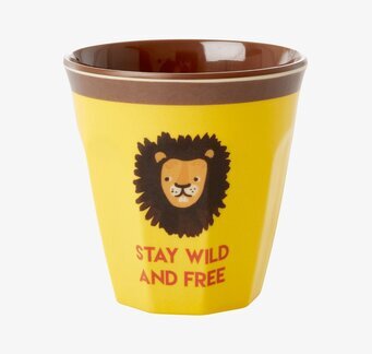 Foto av livfull mugg med djärvt djurmotiv och text